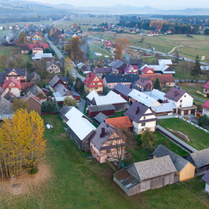 Harklowa, panorama wsi. EU, Pl, Malopolska. Lotnicze.